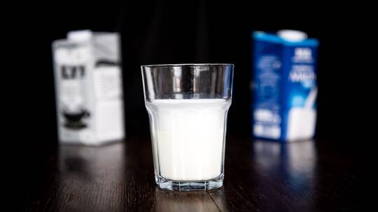 خبير تغذية: الحليب البديل يحل مشكلة انتفاخ البطن