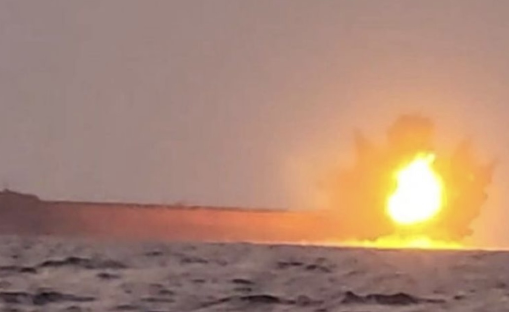 إصابة مباشرة لسفينة في البحر الأحمر