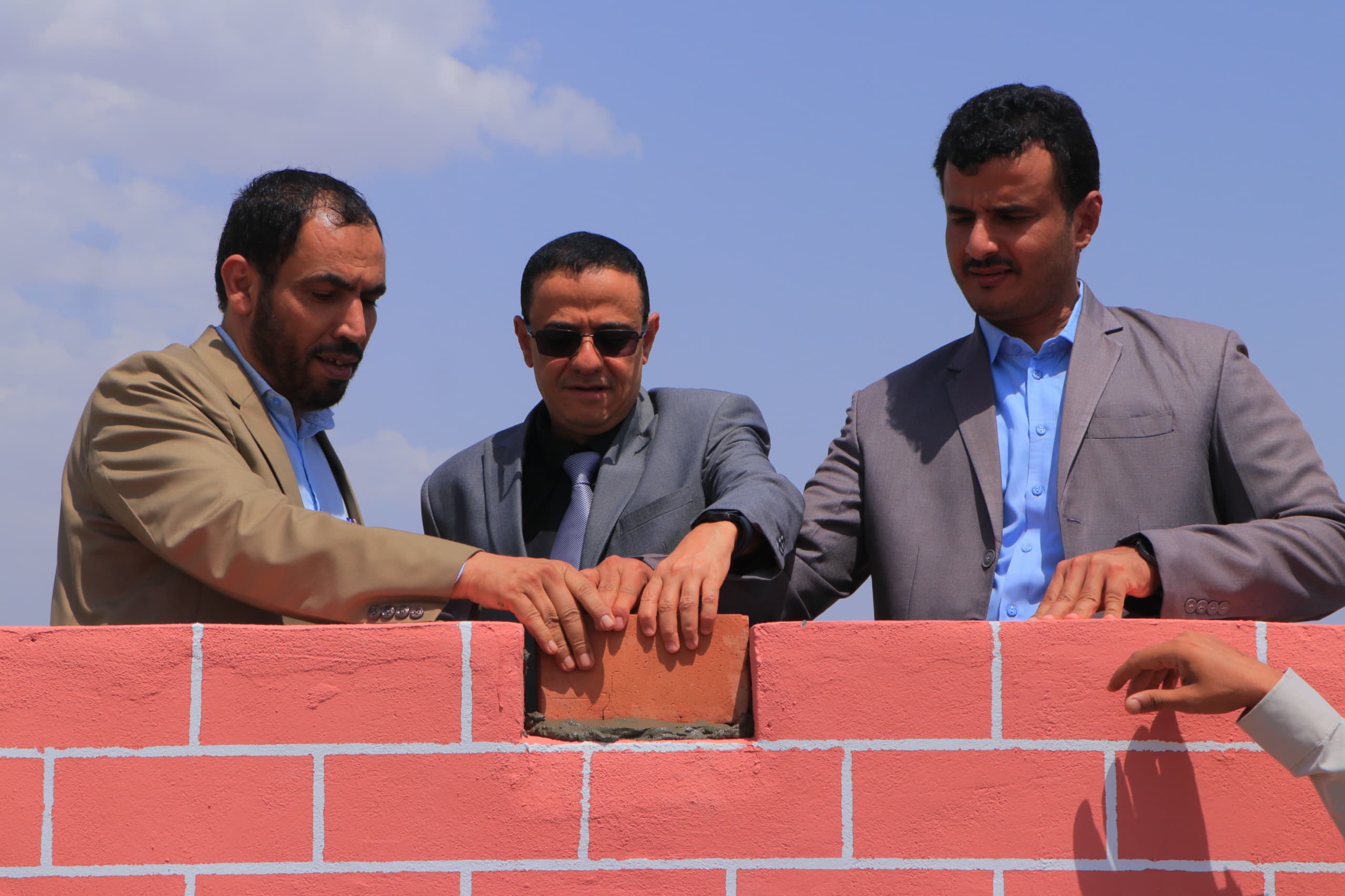 مأرب: وضع حجر اساس لانشاء قرية سكنية للنازحين تظم 55 وحدة سكنية بتمويل كويتي