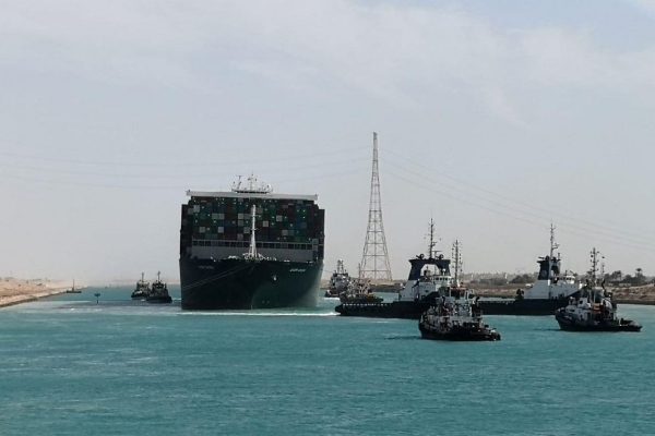 376 مليون دولار انخفاضًا في إيرادات قناة السويس