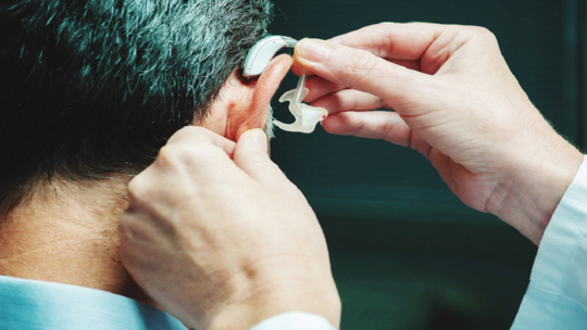 ارتداء سماعات الأذن قد يساعد على درء خطر حالة مهددة 