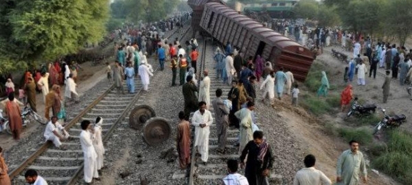 مصرع أكثر من 30 شخصاً إثر تصادم قطارين في باكستان