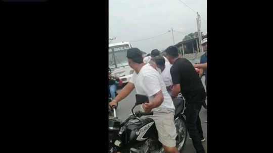 شباب يخرجون جثة صديقهم من النعش ويتجولون بها على دراجة نارية في رحلة وداعية!