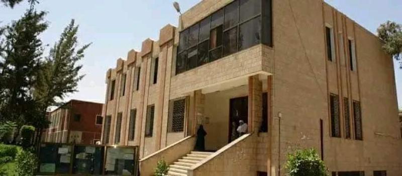 ما سبب اغلاق أقدم كلية بجامعة صنعاء؟