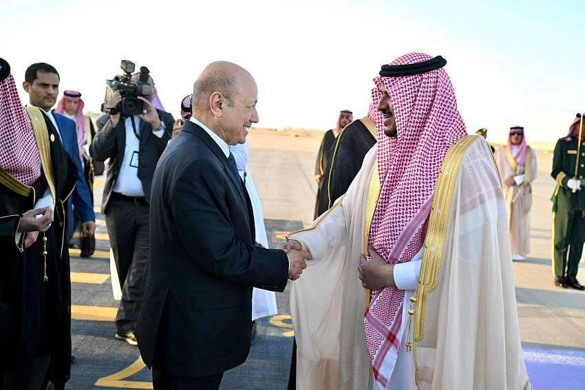 الرئيس العليمي.. يصل الرياض للمشاركة في أعمال القمتين العربية والإسلامية