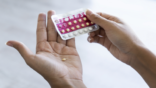 دراسة جدلية تحذر النساء من تناول مسكنات ألم شائعة مع أقراص منع الحمل!