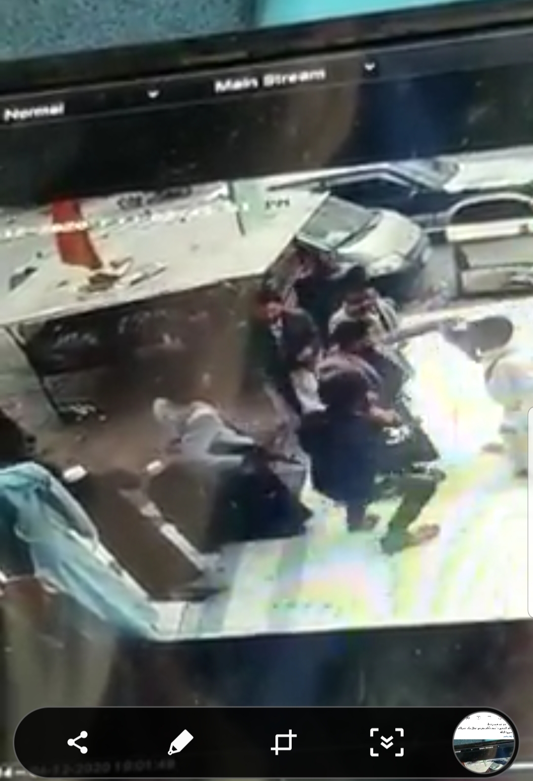 مسلحين قاموا بالاعتداء واللطم على طفل لم يتجاوز عمره (14) سنة