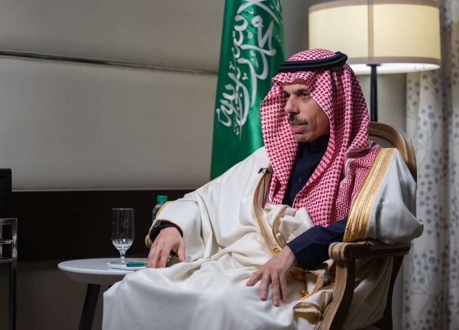 وزير الخارجية السعودي : ملتزمون بوقف الحرب في اليمن