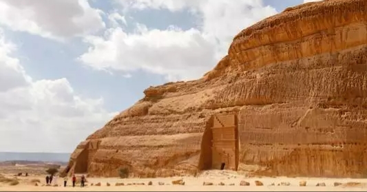 ممرات جنائزية غامضة تكشف عن شبكة طرق عمرها 4500 عام شمال غرب شبه الجزيرة العربية 