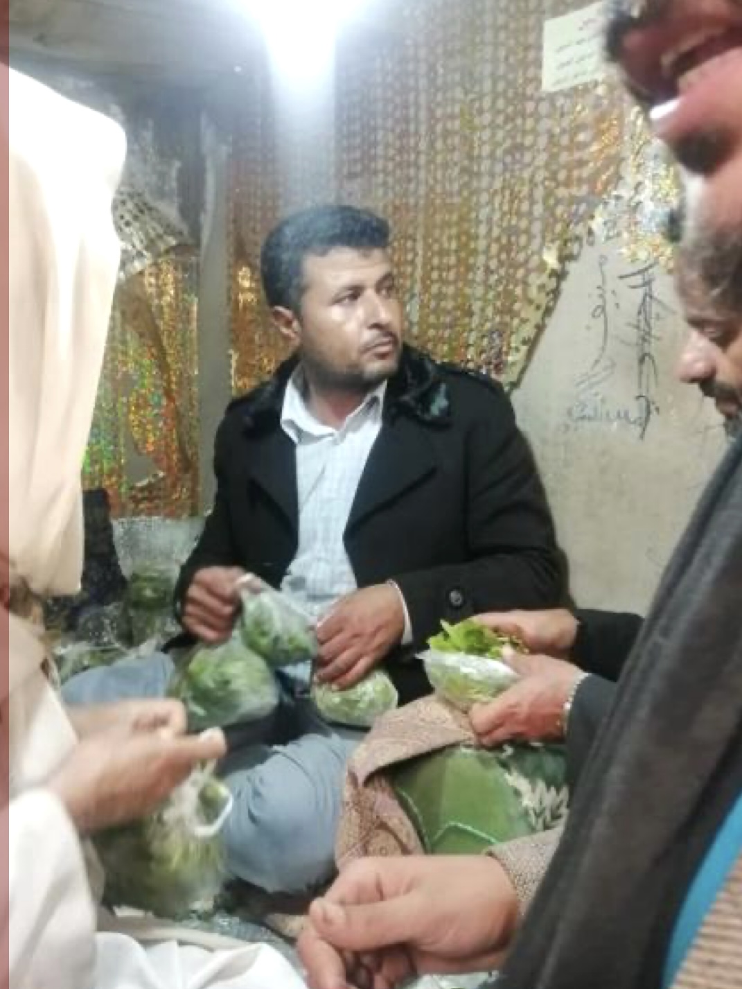 بعد انقطاع مرتباته.. دكتور بجامعة صنعاء يلجأ لبيع القات