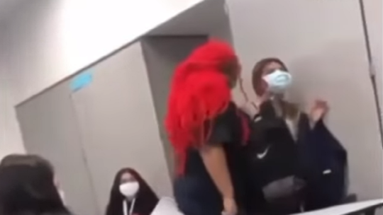 معلمة تواجه الفصل من عملها جراء خلعها كمامتها عمدا والزفر في وجه تلميذة بولاية تكساس