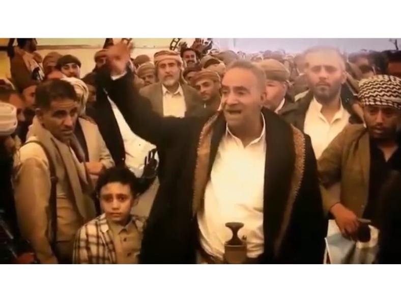 أحد مشايخ قبيلة سنحان يشعل عرس ”آل الاحمر” بقصيدة ثورية
