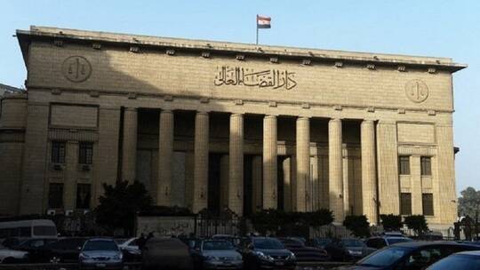 مصر.. محاكمة طبيب مشهور متهم بهتك عرض 4 رجال