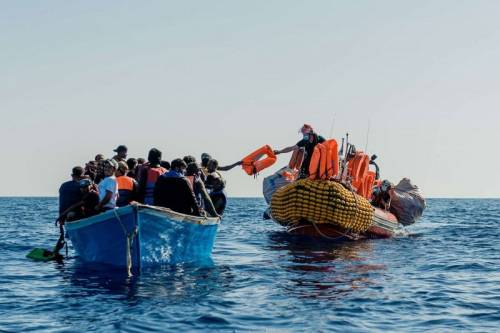 إنقاذ 26 مهاجراً بعد غرق قاربهم قبالة السواحل اليمنية