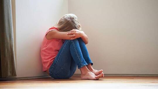 أخصائية علم النفس تكشف أعراض اكتئاب الأطفال