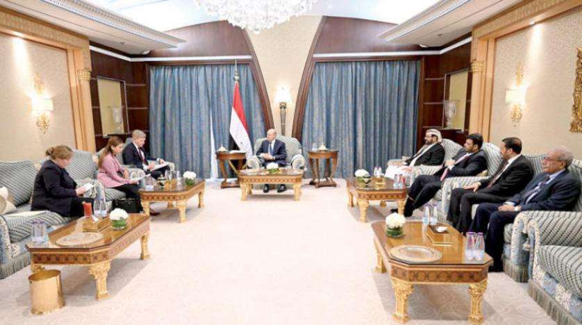 رئيس مجلس القيادة يحذر من تقديم أي حوافز إضافية للحوثيين دون ضمان