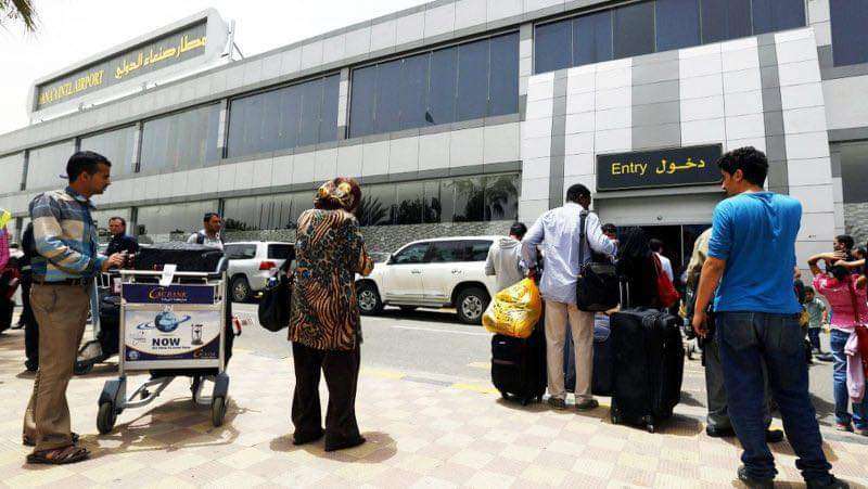 توافد المسافرين الى صالة المغادرة في مطار صنعاء الدولي 