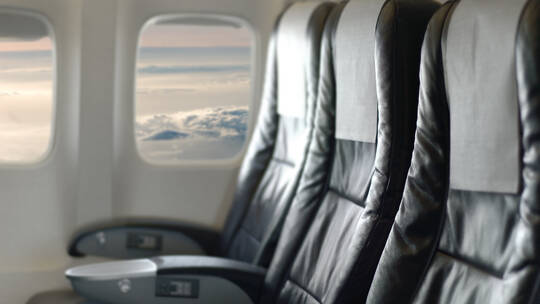 مضيفة تكشف سببا خطيرا يمنع المسافرين من تغيير مقاعدهم على متن الطائرة دون استشارة الطاقم