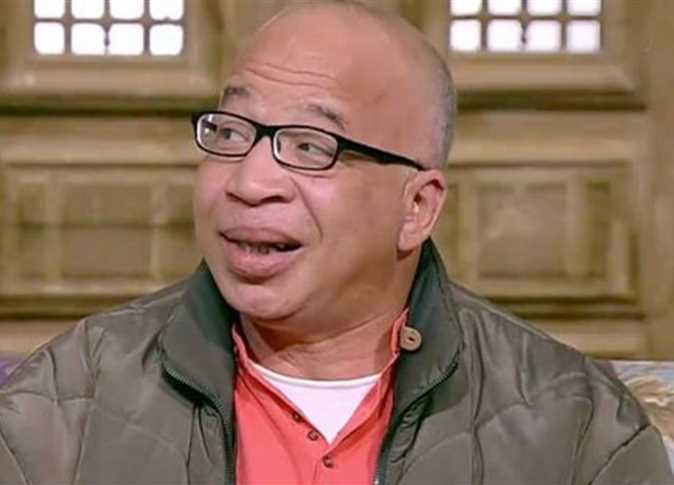 فنان مصري مشهور يرد على شائعات دخوله مصحة نفسية بعد تهديده بالانتحار