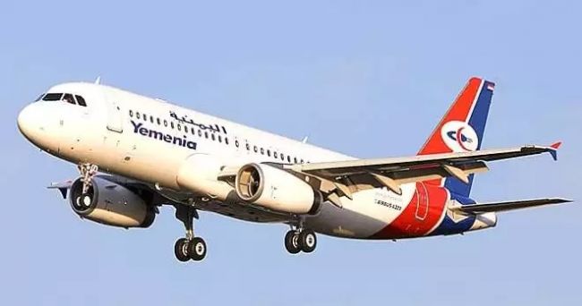 مسافرين يمنيين عالقين في الطائرة منذ الساعة 12 ظهراً حتى الان
