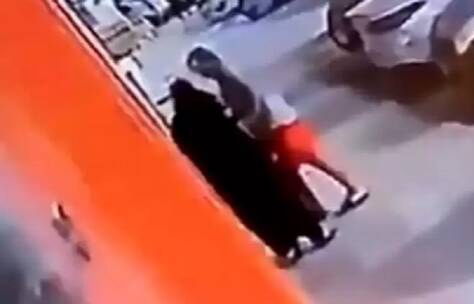 في وضح النهار.. واقعة تحرش بامرأة في جدة تفجر غضبا في السعودية!
