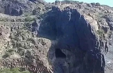 العثور على مقبرة جماعية تحتوي على أكثر من مائة جثة أغلبها متحلله في محافظة إب (صورة)