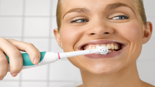 طبيب يحذر من عادة خاطئة وشائعة ينبغي تجنبها عند تنظيف أسنانك!