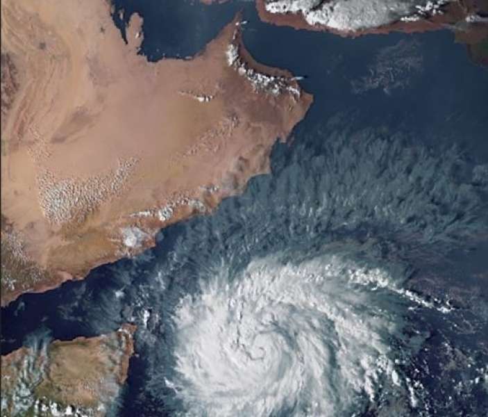 تجنبًا لمخاطر الإعصار “تيج”.. الأرصاد يدعو سكان 5 مناطق في مدينة الغيضة بالمهرة لمغادرة منازلهم