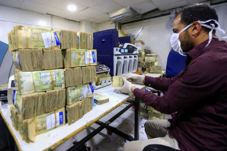 السعودي يقترب من كسر حاجز 400.. وإنهيار كبير للريال اليمني