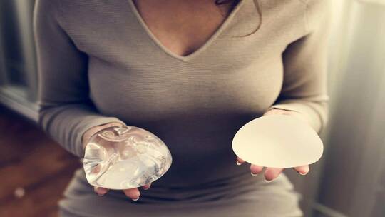 العلماء: تسرّب السيليكون من ثدي المرأة قد يسبب إصابتها بالسرطان