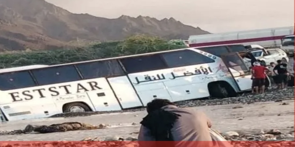 السيول تجرف باص نقل جماعي شرقي اليمن وانقطاع الطريق الدولي