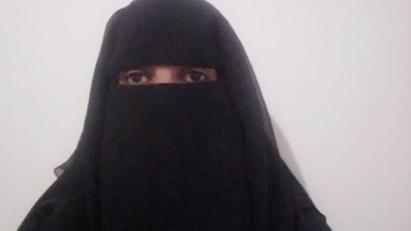 ايمان ..   تدير مجموعة تضم عشر نساء نصبن محطة توليد كهرباء عبر الطاقة الشمسية