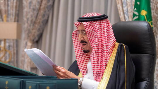 الملك السعودي يمنح أوسمة لـ92 مواطنا لتبرعهم بأحد أعضائهم