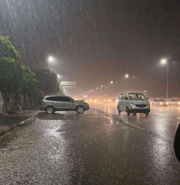 بسبب الامطار.. هبوط طائرة يمنية في مطار صنعاء الدولي وتحويل وجهتها