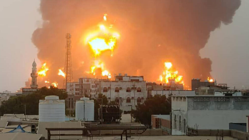 انفجارات عنيفة هزت المدينة المطلة على البحر الأحمر.