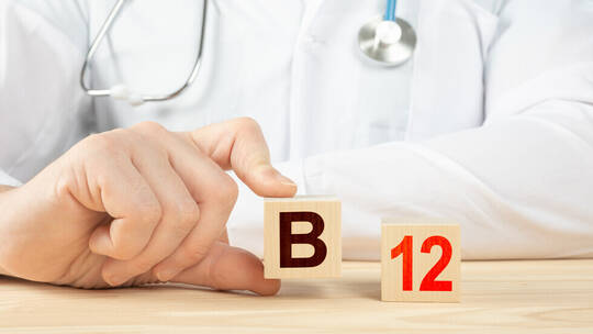 علامة منذرة لنقص فيتامين B12 في الساقين يمكن أن تحدث فقط في الليل