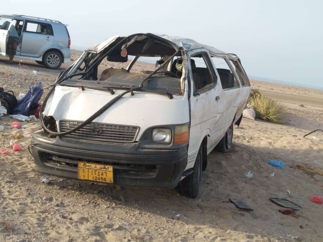 حادث مروري يتسبب بإصابات جميع الركاب ما بين خطيرة ومتوسطة في مدينة أحور