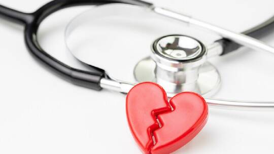 طبيب يشرح متلازمة القلب المكسور