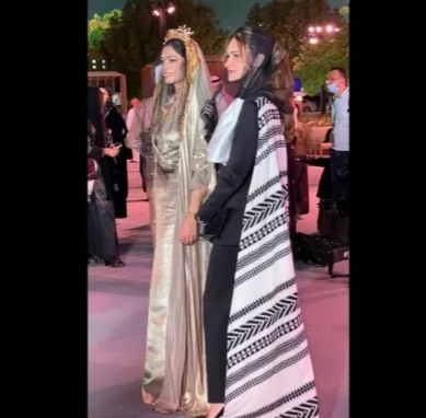  الأميرة بنت طلال بن عبدالعزيز تجذب الأنظار أثناء حضورهما بطولة للخيل 2022
