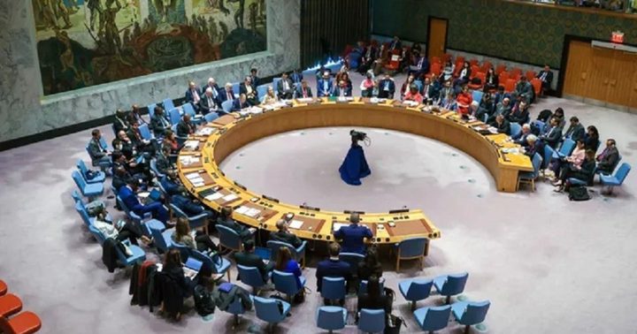 مجلس الأمن يعتمد قرارا بشأن هجمات الحوثيين في البحر الأحمر
