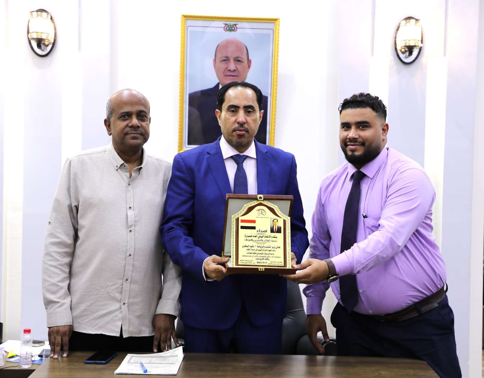 الإتحاد العام للمبارزة يهدي وزير الشباب والرياضة بدرع الإتحاد