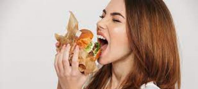 أسباب الشعور الدائم بالجوع لدى النساء... وكيف يمكن علاجه؟