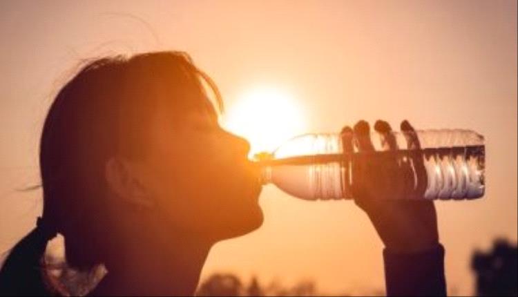  12 نوعًا من الأطعمة والمشروبات تقلل حرارة الجسم خلال موجة الحر