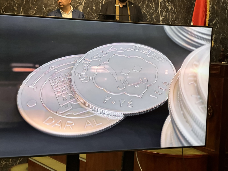 ما مصير العملة النقدية التالفة فئة 100 ريال بعد إعلان البنك المركزي بصنعاء؟