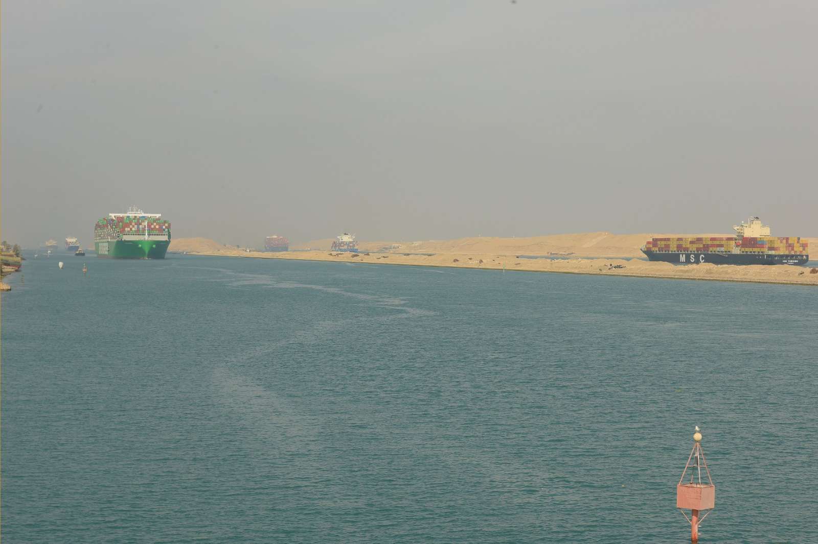 كبرى شركات الشحن تعلن تعليق مرور سفنها بالبحر الأحمر
